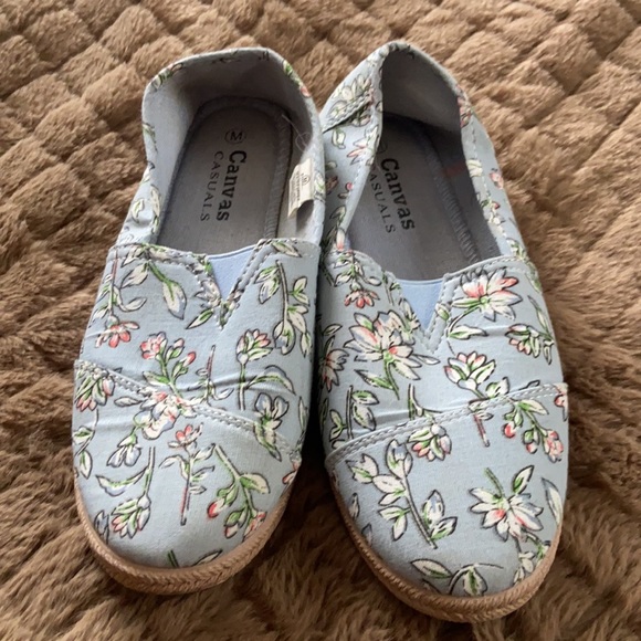 💐 Cute Floral Slip On Canvas Shoes 💐 - Picture 5 of 5